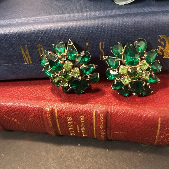 Nice Emerald and Peridot Green Rhinestone Clip On Earrings. WA339 - Picture 2 of 3